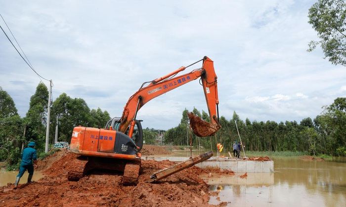  Lực lượng chức năng xã Tiên Lục tập trung xử lý sự cố tại cống Lỉnh. 