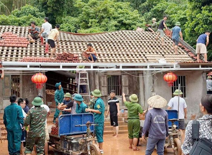  Lực lượng chức năng xã Trường Sơn hỗ trợ gia đình khó khăn bị ảnh hưởng bởi thiên tai. 