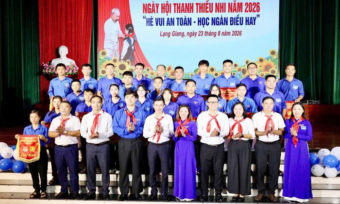 Các đồng chí lãnh đạo xã Lạng Giang và các đoàn viên, thanh thiếu nhi tham gia Ngày hội “Hè vui an toàn - Học ngàn điều hay”.