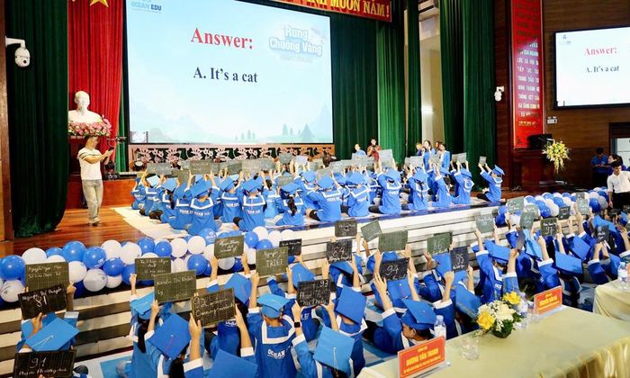 Các đội tham gia phần thi "Rung chuông vàng" bằng tiếng Anh.