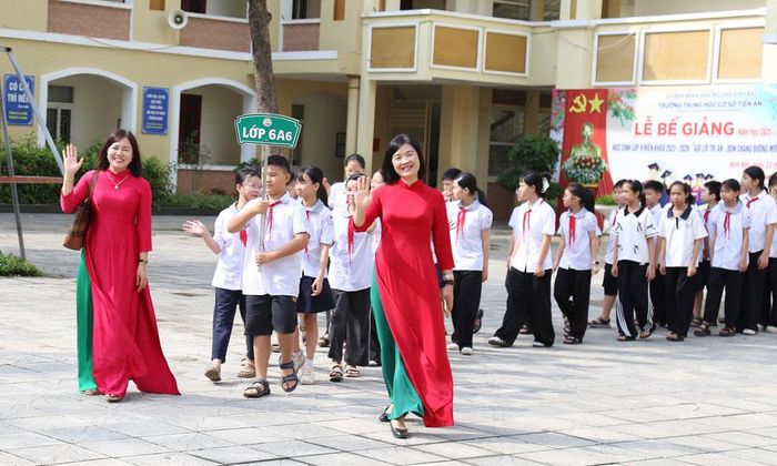  Giáo viên Trường Trung học cơ sở Tiền An đón học sinh khối 6 vào năm học 2026-2027. Ảnh: Thanh Tú. 