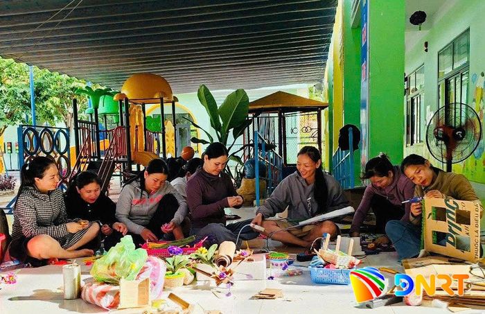 Giáo viên, nhân viên Trường mầm non Họa Mi chuẩn bị các điều kiện phục vụ năm học mới 2026 - 2027. Ảnh: P.Trà