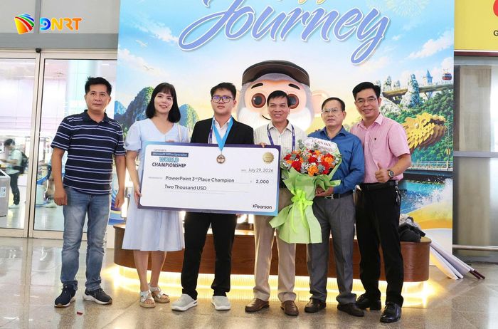 Học sinh Nguyễn Đình Bảo (thứ 3, trái sang) được chào đón tại sân bay quốc tế Đà Nẵng sau khi giành huy chương Đồng tại Cuộc thi Vô địch Tin học văn phòng thế giới 2026. Ảnh: THU HÀ.