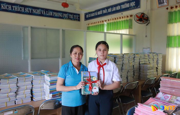 Em Phan Ngọc Kiều Ly (học sinh lớp 9/3) với niềm vui nhận sách mới. Ảnh: ĐẮC MẠNH