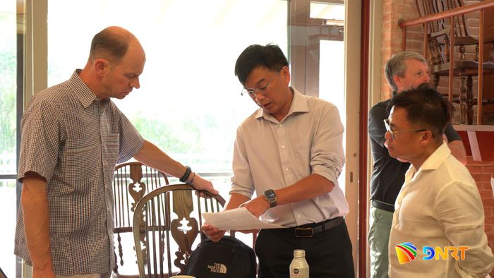 Ông Lê Hùng Anh, Chủ tịch Tập đoàn BIN Corporation trao đổi kỹ thuật với đối tác.