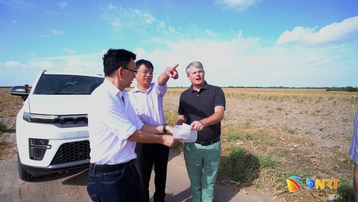 Ông Lê Hùng Anh (giữa) khảo sát dự án Trung tâm dữ liệu AI tại Texas, Hoa Kỳ.