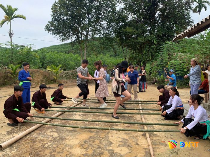 Du khách và người dân làng Mường hòa mình vào trò chơi nhảy sạp. Ảnh: D.LỆ