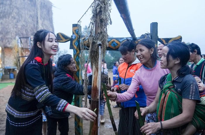 Du khách trải nghiệm văn hóa đồng bào Xê Đăng. Ảnh: HỒ QUÂN