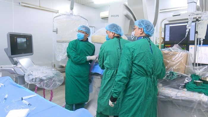 Sau khi được chuyển giao kỹ thuật, Bệnh viện đa khóa khu vực miền núi phía bắc Quảng Nam sẽ triển khai kỹ thuật nong và đặt stent động mạch chi dưới tại bệnh viện. Ảnh: BVCC
