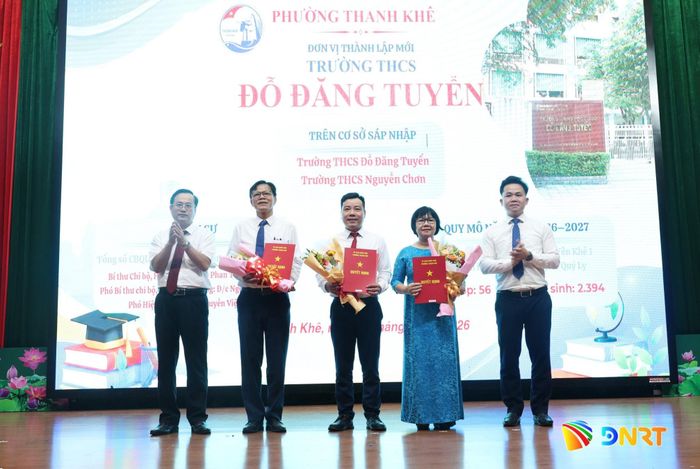 Lãnh đạo phường Thanh Khê trao quyết định cho Ban Giám hiệu Trường THCS Đỗ Đăng Tuyển. Ảnh: NGỌC HÀ