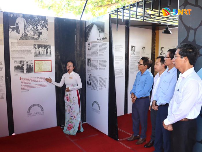 Đại biểu tham quan tại khu vực trưng bày chuyên đề. Ảnh: QUỐC TUẤN