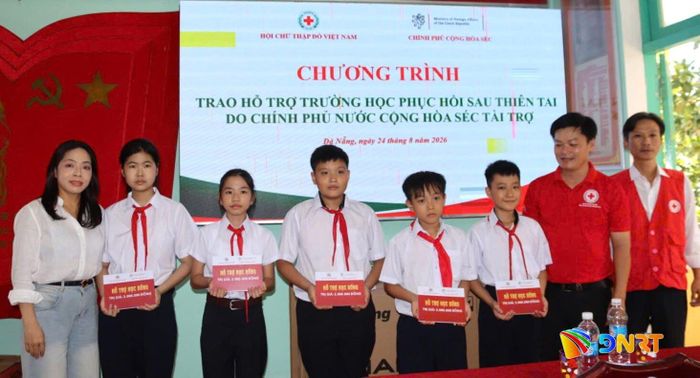 Trao học bổng cho học sinh khó khăn nằm trong khu vực bị ảnh hưởng bởi mưa lũ năm 2025. Ảnh: QUỐC TUẤN