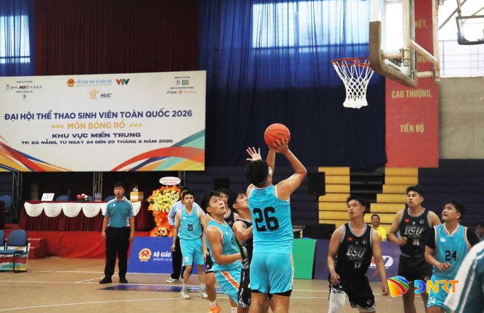 Trận thi đấu đầu tiên ngay sau lễ khai mạc diễn ra hấp dẫn. Ảnh: ĐẮC MẠNH
