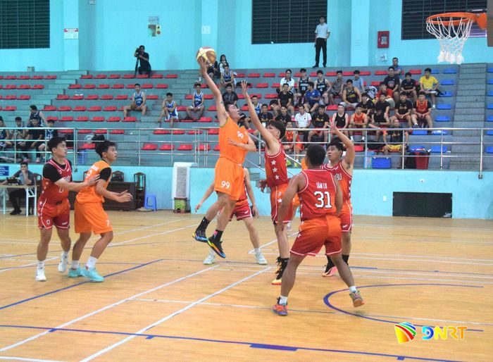 Các trận tranh tài tại giải diễn ra hấp dẫn. Ảnh: THÀNH DANH