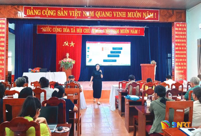 Tập huấn nghiệp vụ cho đội ngũ hòa giải viên xã Quế Sơn Trung. Ảnh: DUY THÁI