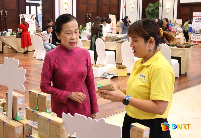 Không gian kết nối sản phẩm của các doanh nghiệp tại chương trình. Ảnh: MINH LÊ