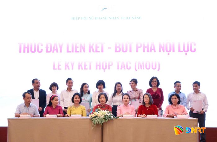 Đại diện Hiệp hội Nữ doanh nhân thành phố Đà Nẵng ký kết hợp tác với các hội, hiệp hội, câu lạc bộ doanh nghiệp. Ảnh: MINH LÊ
