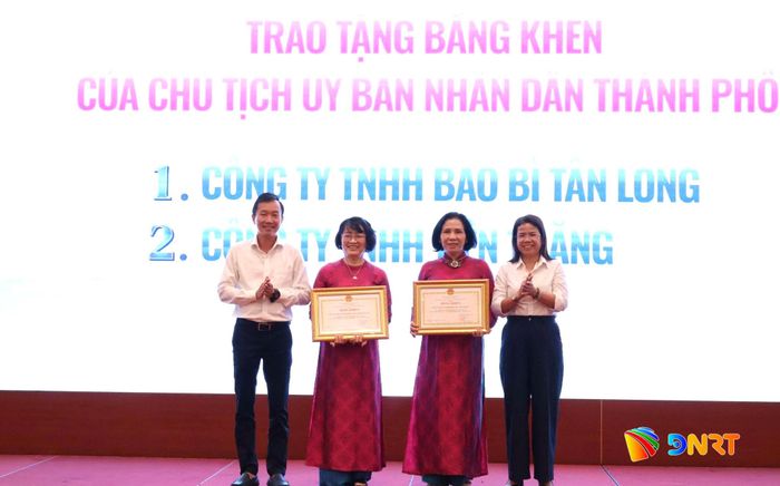 Hai tập thể được tặng Bằng khen của Chủ tịch UBND thành phố. Ảnh: MINH LÊ