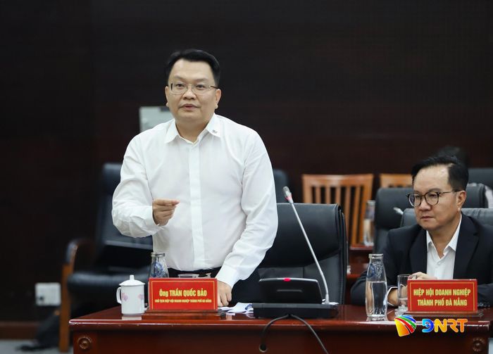 Chủ tịch Hiệp hội Doanh nghiệp Đà Nẵng Trần Quốc Bảo phát biểu tại đối thoại. Ảnh: NGỌC PHÚ