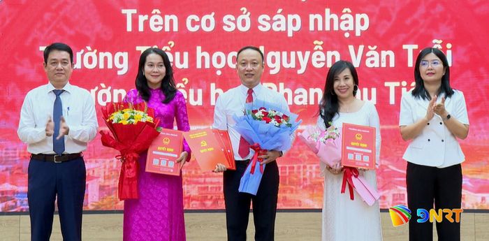 Lãnh đạo phường Hòa Khánh trao quyết định sắp xếp và bổ nhiệm chức danh lãnh đạo các trường sau sắp xếp. Ảnh: QUANG THẮNG