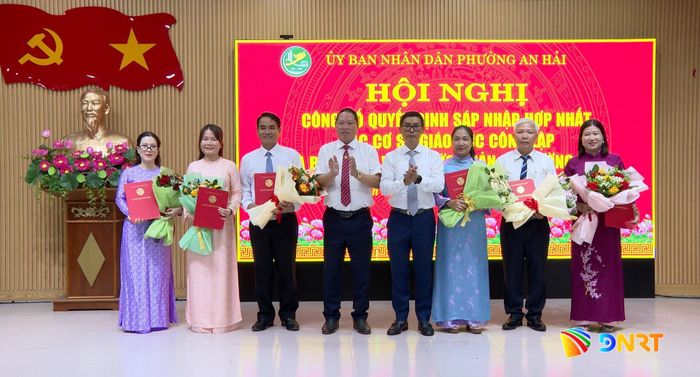 Lãnh đạo phường An Hải trao quyết định kiện toàn các đơn vị trường học trên địa bàn. Ảnh: THU HƯƠNG - TẤN YÊN
