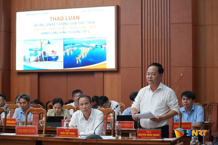 Ông Nguyễn Hồng Quang, Trưởng ban Quản lý Khu kinh tế mở Chu Lai phát biểu tại buổi thảo luận. Ảnh: HỒ QUÂN