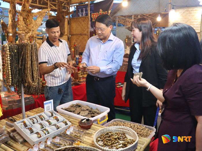 Phó Bí thư Thành ủy Ngô Xuân Thắng tham quan một gian hàng trưng bày tại sự kiện. Ảnh: QUỐC TUẤN