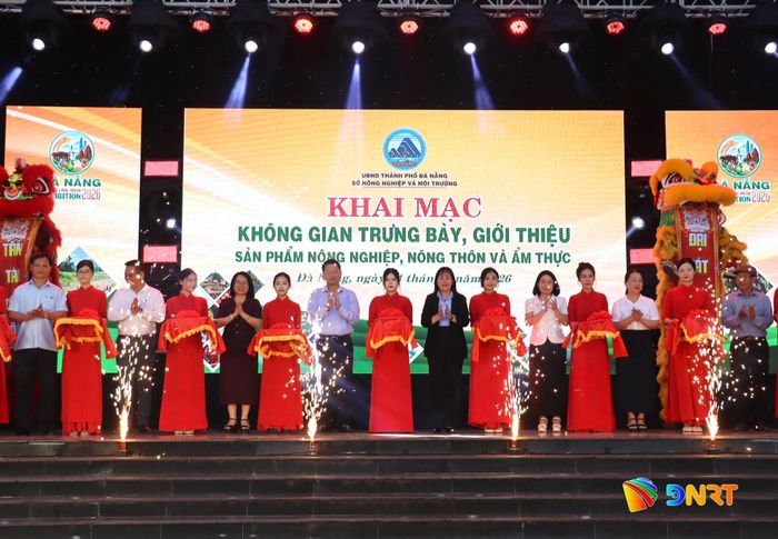 Đại biểu lãnh đạo thực hiện nghi thức cắt băng khai mạc không gian trưng bày. Ảnh: QUỐC TUẤN