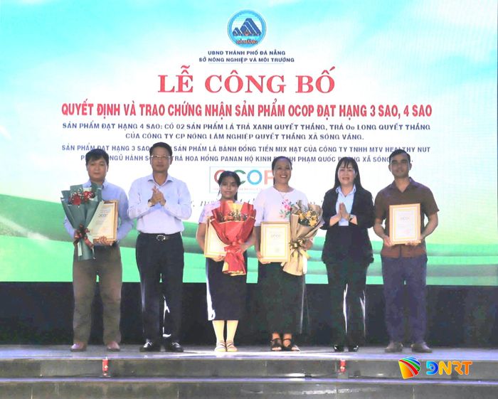 Phó Bí thư Thành ủy Ngô Xuân Thắng (thứ hai, từ trái sang) trao chứng nhận sản phẩm OCOP đạt hạng 3 sao và 4 sao trong khuôn khổ chương trình. Ảnh: QUỐC TUẤN