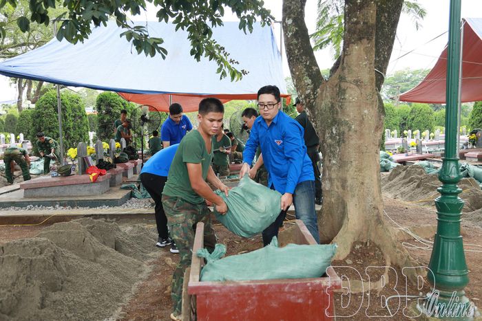 Đoàn viên thanh niên tỉnh Điện Biên tham gia hỗ trợ cán bộ, chiến sĩ đẩy nhanh tiến độ thực hiện lấy mẫu ADN tại Nghĩa trang Liệt sĩ Độc Lập.