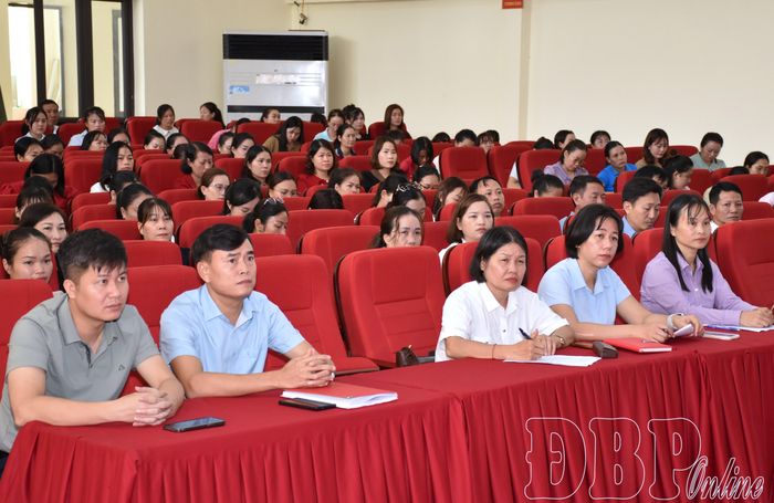 Cán bộ quản lý, giáo viên, nhân viên các trường học trên địa bàn xã Mường Nhé tham gia lớp bồi dưỡng lý luận chính trị hè.