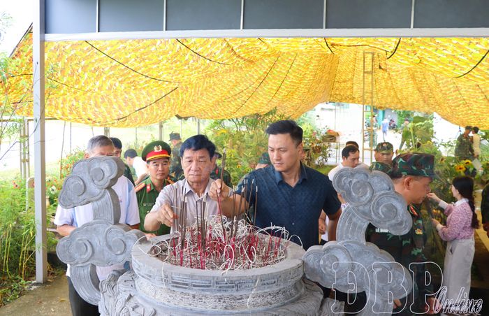 Cán bộ, người dân dâng hương tưởng niệm liệt sĩ.