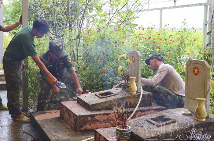 Cán bộ, chiến sĩ Bộ Chỉ huy Quân sự tỉnh triển khai công tác khai quật phần mộ liệt sĩ.