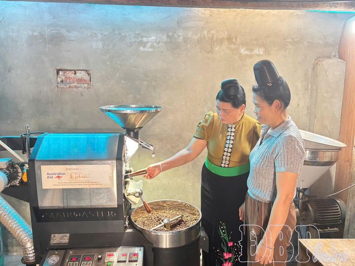 Nhờ có điện lưới quốc gia, người dân xã Mường Ảng đưa máy móc hiện đại vào sản xuất, chế biến cà phê.