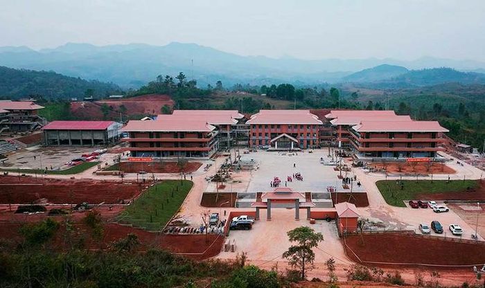 Trường phổ thông nội trú Tiểu học và THCS Si Pa Phìn được xây dựng khang trang, hiện đại.