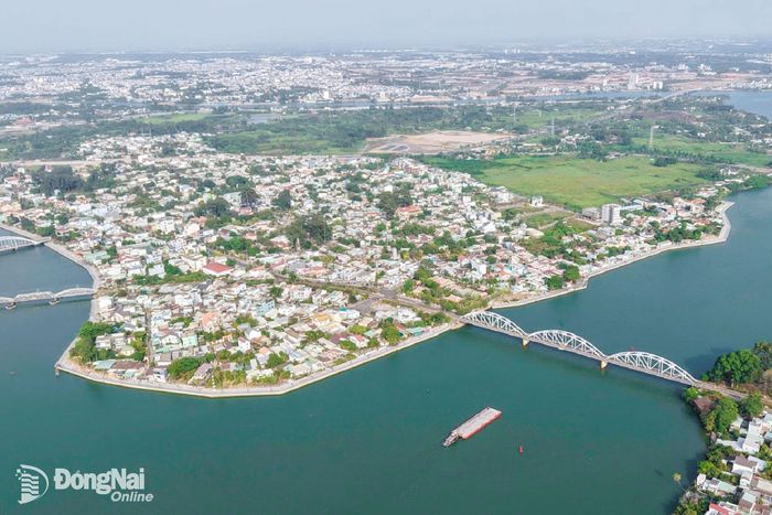 Với lợi thế sông Đồng Nai, thành phố được định hướng phát triển mô hình đô thị ven sông.