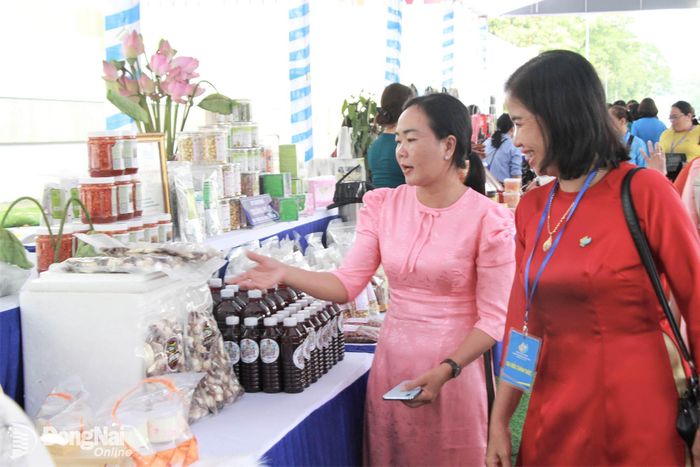 Các sản phẩm khởi nghiệp của phụ nữ được trưng bày tại một sự kiện do Hội Liên hiệp phụ nữ thành phố tổ chức.