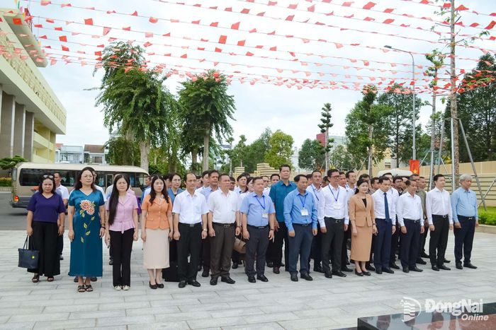Các đại biểu dự lễ tưởng niệm trước Nhà thờ Bác Hồ. Ảnh: Phương Hằng
