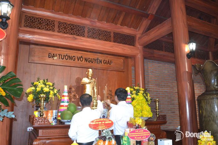 Các đại biểu dâng hương tưởng nhớ Đại tướng Võ Nguyên Giáp. Ảnh: Phương Hằng