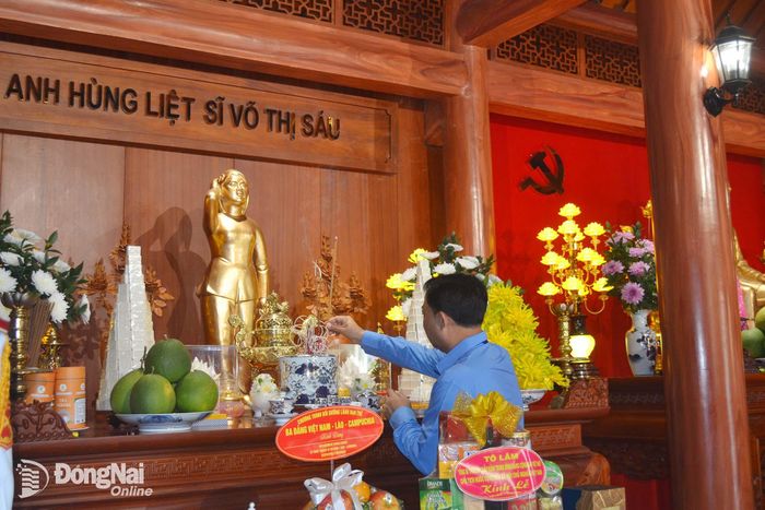 Các đại biểu dâng hương tưởng nhớ Anh hùng liệt sĩ Võ Thị Sáu. Ảnh: Phương Hằng