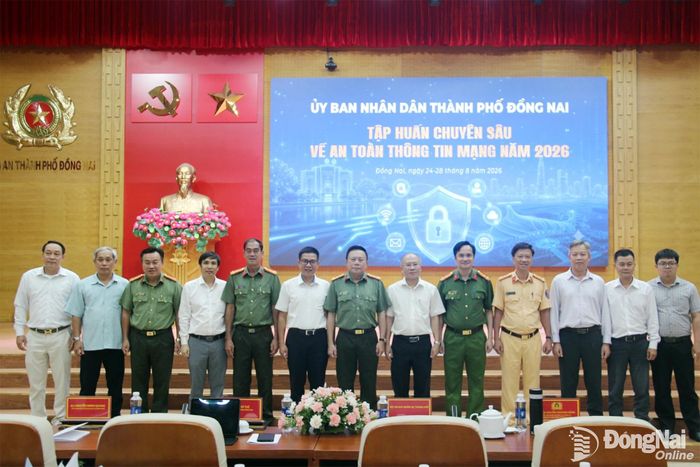 Các đại biểu chụp hình lưu niệm tại buổi khai mạc lớp tập huấn. Ảnh: Trần Danh