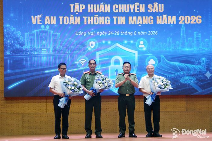 Ban tổ chức tặng hoa cho các đơn vị tham gia phối hợp tổ chức lớp tập huấn. Ảnh: Trần Danh