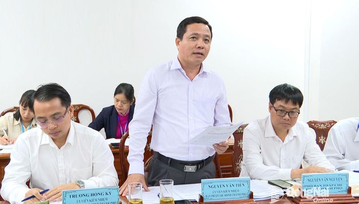 Các thành viên Ban Pháp chế HĐND thành phố và lãnh đạo các sở, ngành trao đổi thảo luận các dự thảo nghị quyết. Ảnh: Đặng Hùng