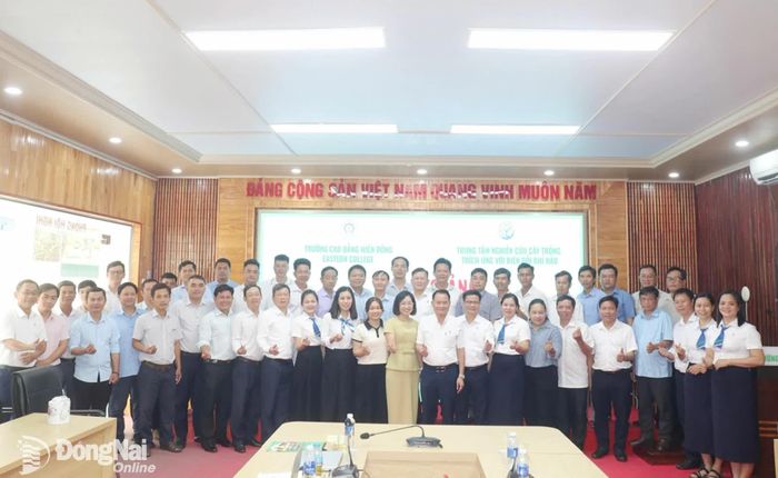 Đại biểu chụp hình lưu niệm cùng các học viên. Ảnh: Thu Hà - Duy Khánh