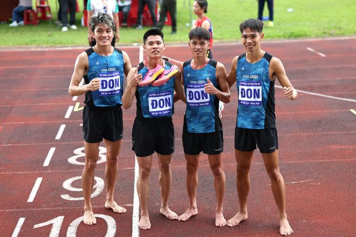 Đội tiếp sức nam thành phố Đồng Nai (gồm Lương Đức Phước, Sầm Văn Đời, Lý Toàn Phát Dĩ, Trương Nhật Linh, từ trái qua phải) xuất sắc phá kỷ lục quốc gia nội dung tiếp sức 4x800m nam hệ vô địch. Ảnh: BTC