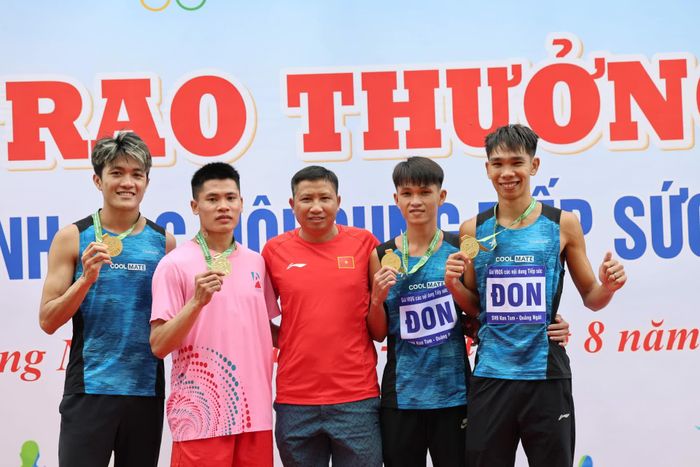 Huấn luyện viên Nguyễn Ngọc Quang (áo đỏ) chia vui cùng với đội tiếp sức nam thành phố Đồng Nai. Ảnh: BTC