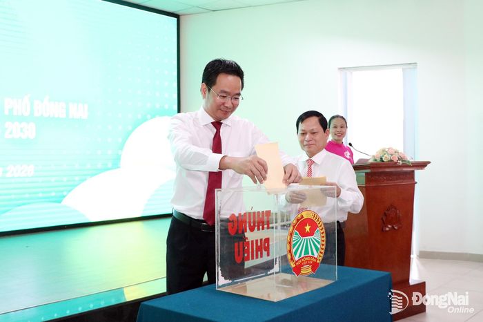 Các đại biểu bỏ phiếu bầu nhân sự Ban Chấp hành, Ban Thường vụ và chức danh Chủ tịch Hội Nông dân thành phố. Ảnh: Tố Tâm
