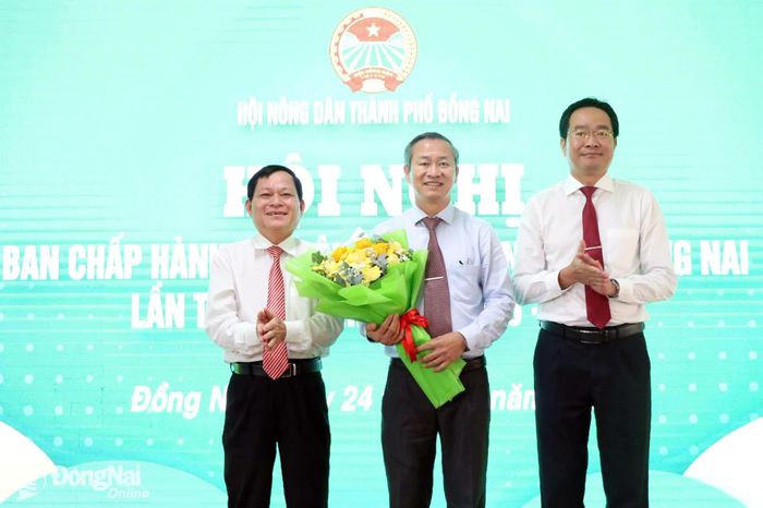 Lãnh đạo Hội Nông dân thành phố đại diện chúc mừng tân Chủ tịch Hội Nông dân thành phố Cao Tiến Sỹ. Ảnh: Tố Tâm
