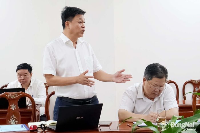Lãnh đạo Sở Nông nghiệp và Môi trường trao đổi tại hội nghị. Ảnh: Nguyệt Hà