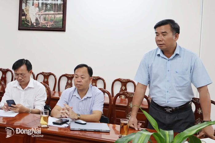Lãnh đạo các xã biên giới báo cáo tình hình các điểm dân cư liền kề. Ảnh: Nguyệt Hà